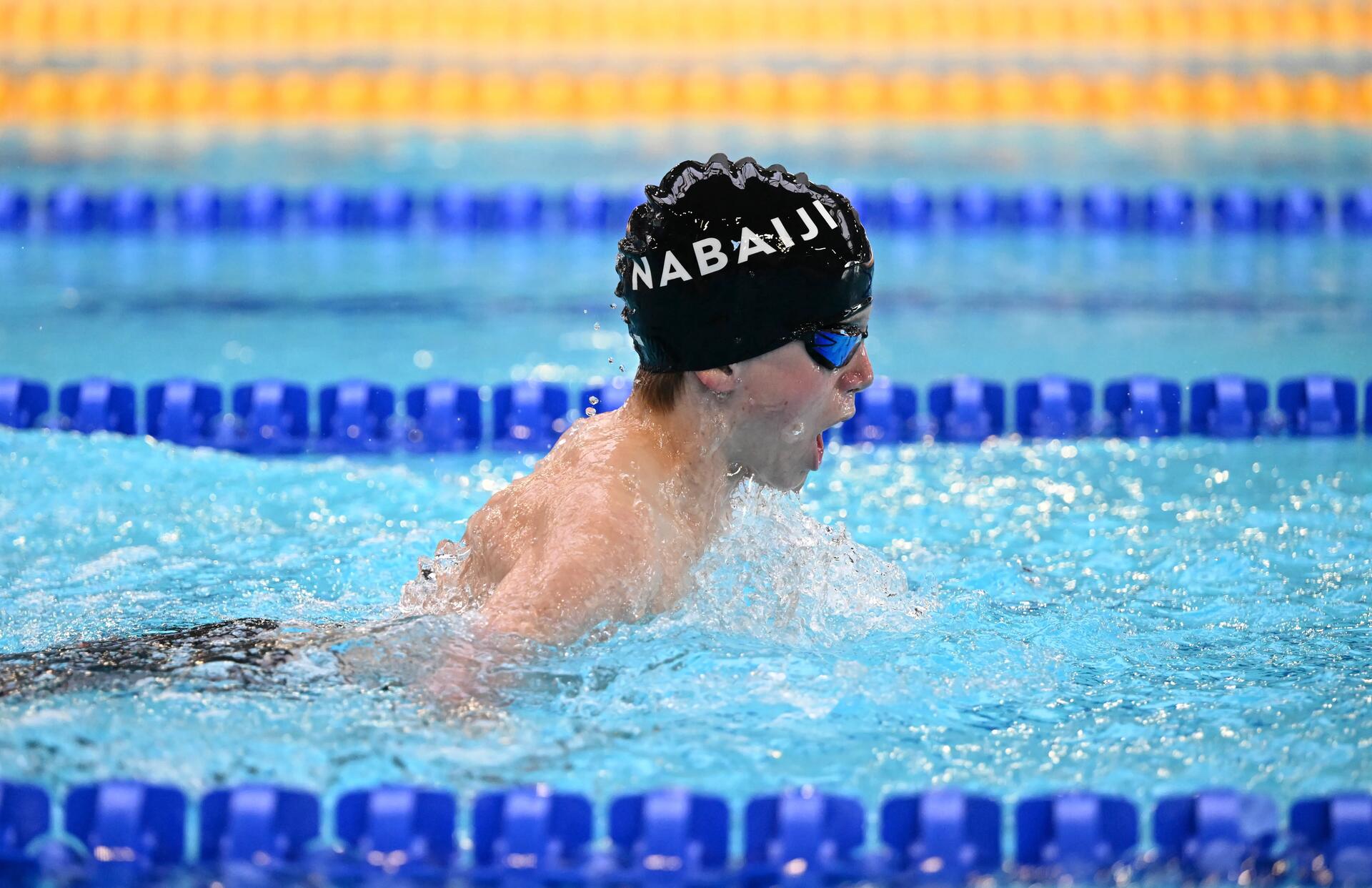 Schwimmen hilft dir zu einer geraden Körperhaltung