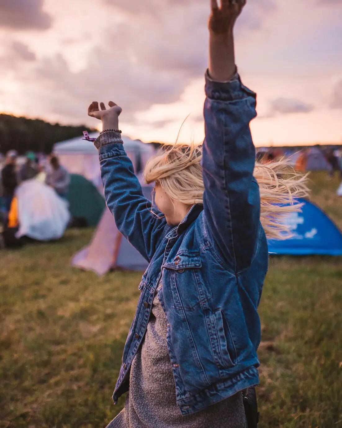 Festival Bekleidung: Passende Shirts, Hosen & Schuhe finden