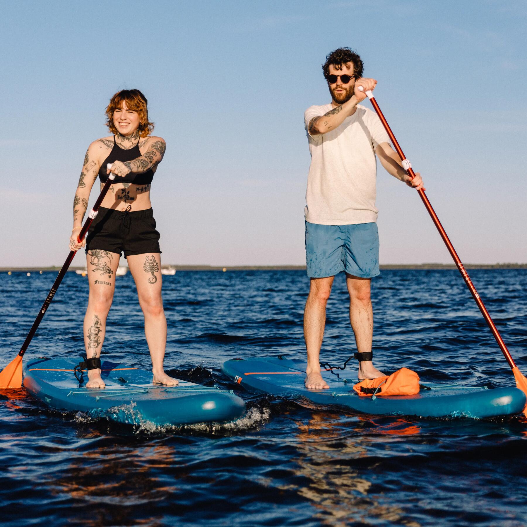 Pareja haciendo paddle surf