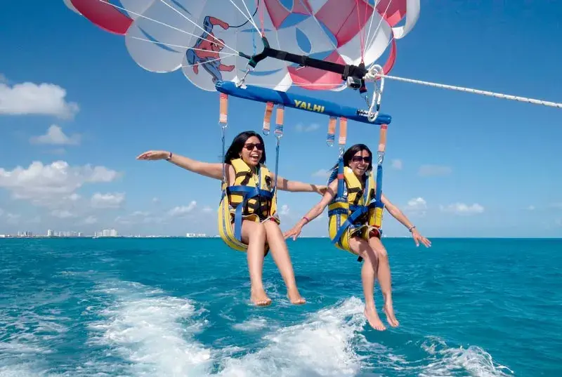 Kobiety lecące na parasailing
