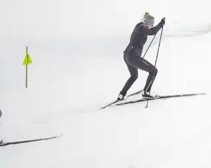 3 osoby na nartach biegowych w górach