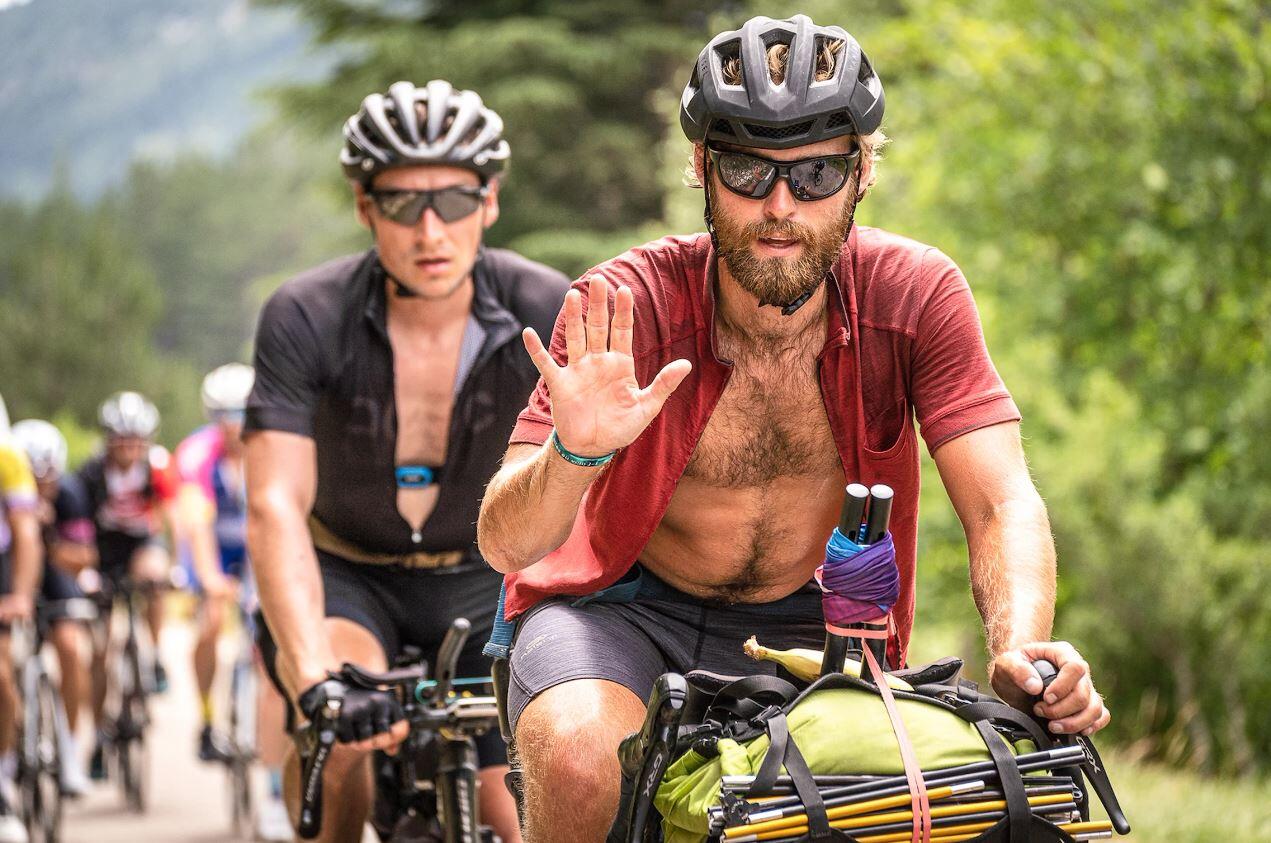 Mężczyźni jadący rowerami w wyścigu kolarskim Tour de Pologne