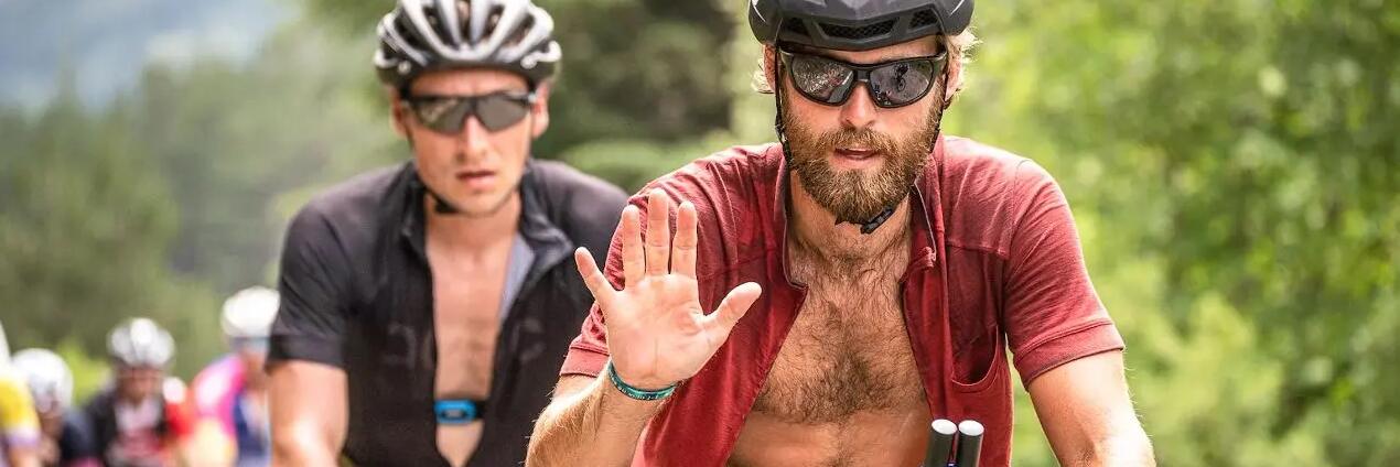 Mężczyźni jadący rowerami w wyścigu kolarskim Tour de Pologne