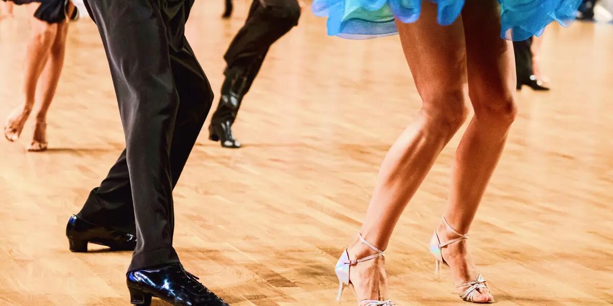 kobieta i mężczyzna tańczący w butach do tańca towarzyskiego