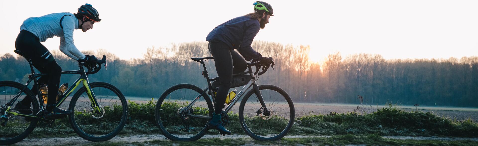 osoby podczas wycieczczki rowerowej