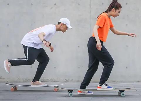 Decathlon skateboarding cruiser