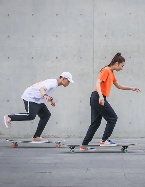 Decathlon skateboarding cruiser