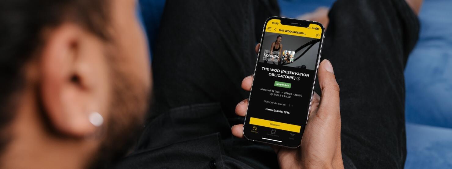 homme avec son application heitz