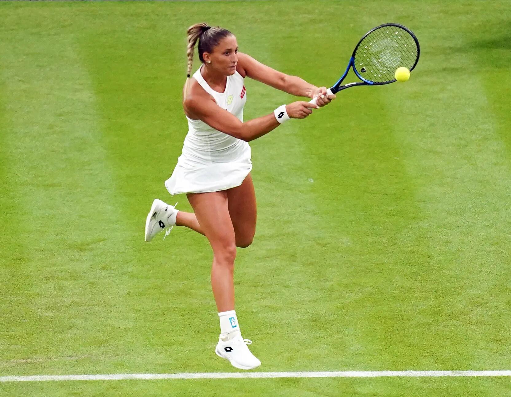 kobieta gra w tenisa ziemnego w stroju sportowym