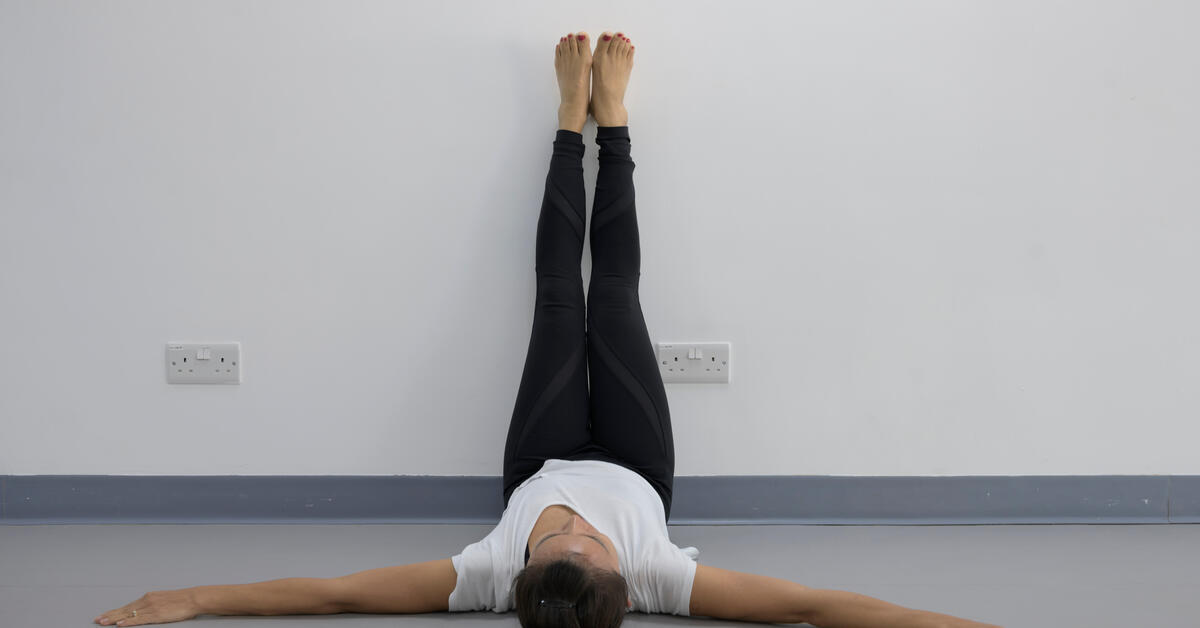 Wall Yoga Poses  Entraînement de yoga, Exercices de yoga, Pose yoga