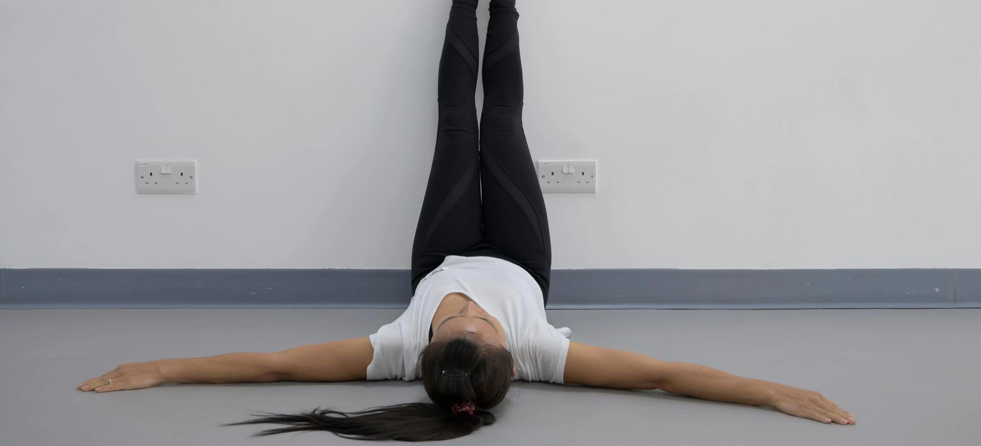 La posture "jambes sur le mur" : une vraie astuce bien-être ?