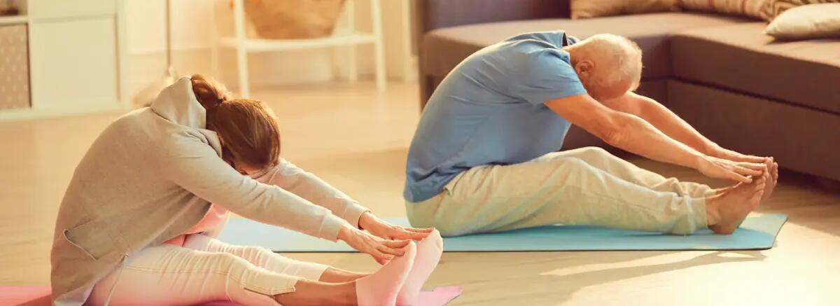 Seniorzy trenujący pilates na matach do ćwiczeń