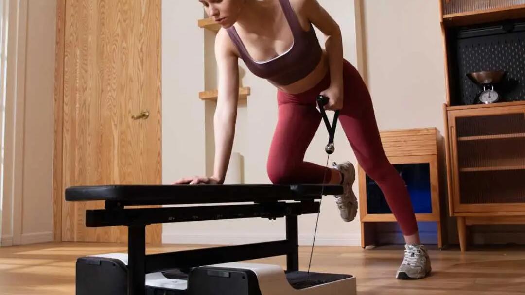 Kobieta w stroju sportowym ćwicząca plecy