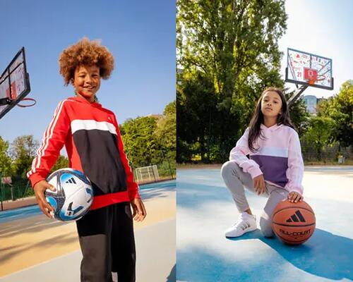 chłopcy i dziewczyny w odzieży sportowej trzymający piłki