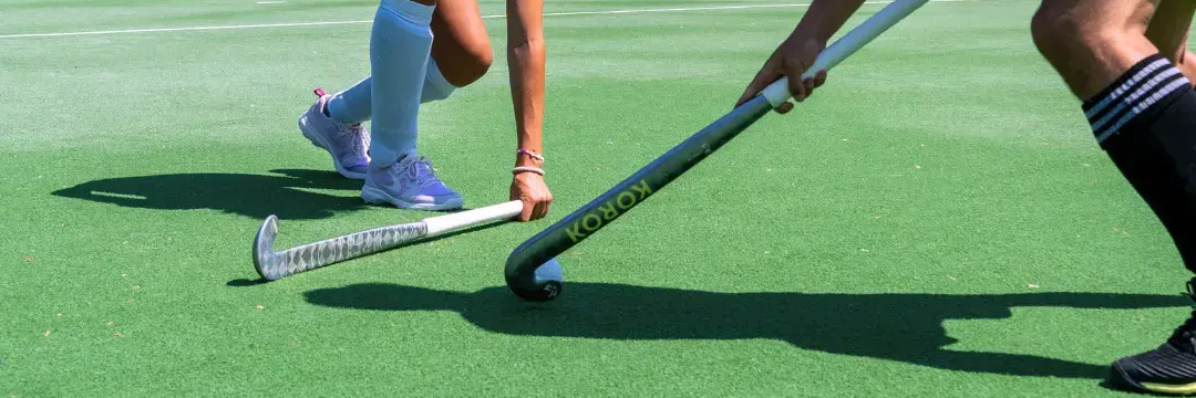 Twee hockeyspelers op een hockeyveld