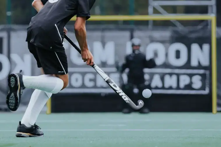 Iemand speelt hockey op een hockeyveld