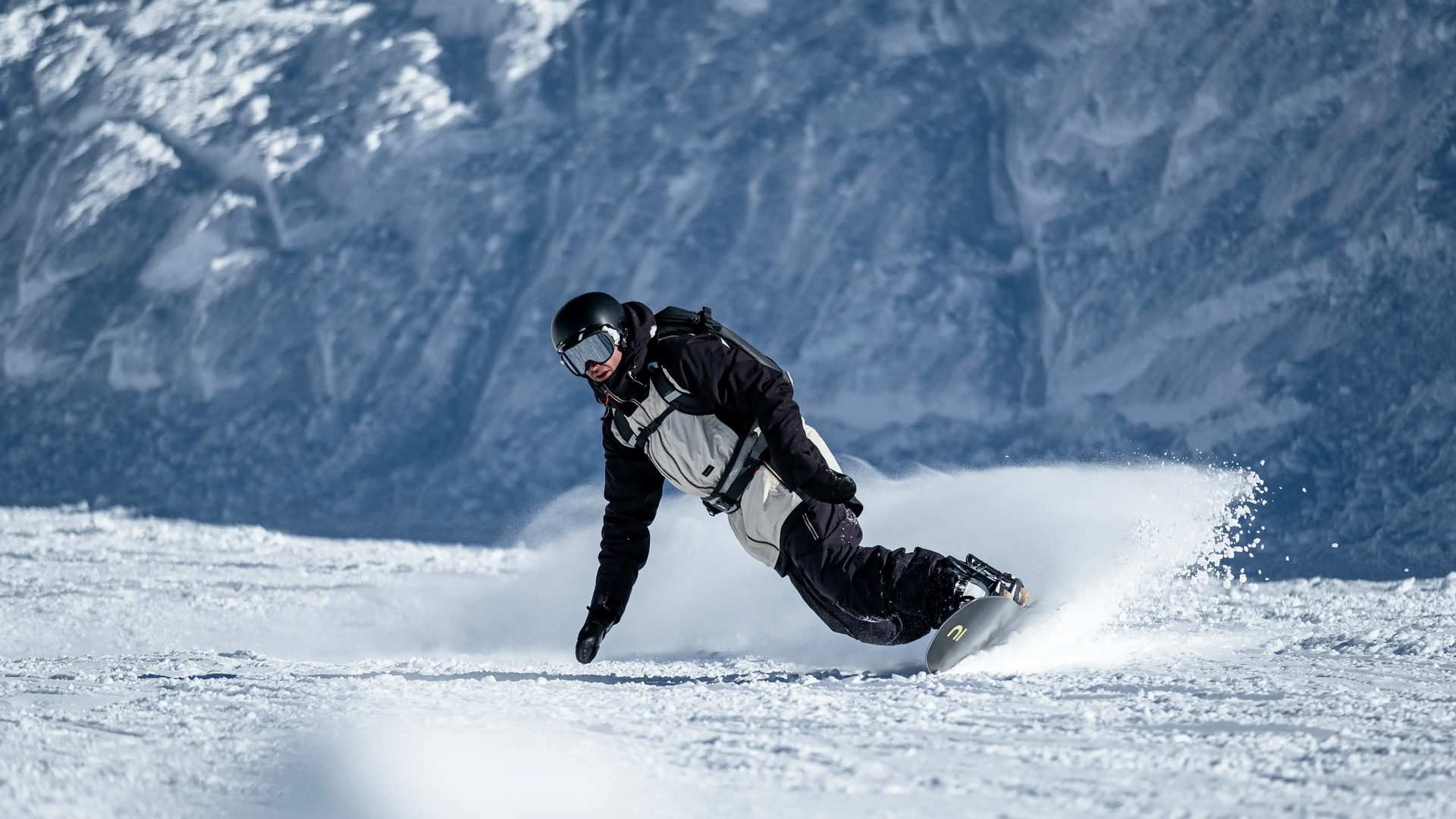 Mężczyzna jeżdżący na snowboardzie