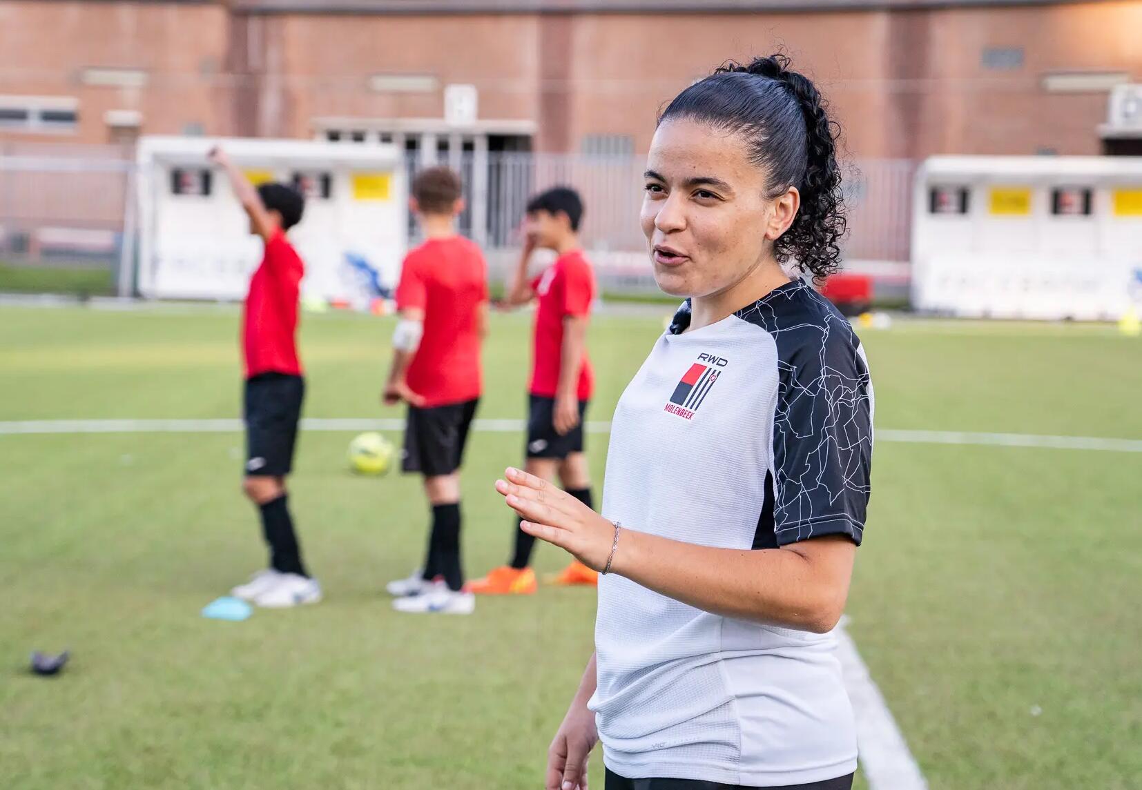 Les femmes dans le sport : Imane El Rhifari, coach au RWDM