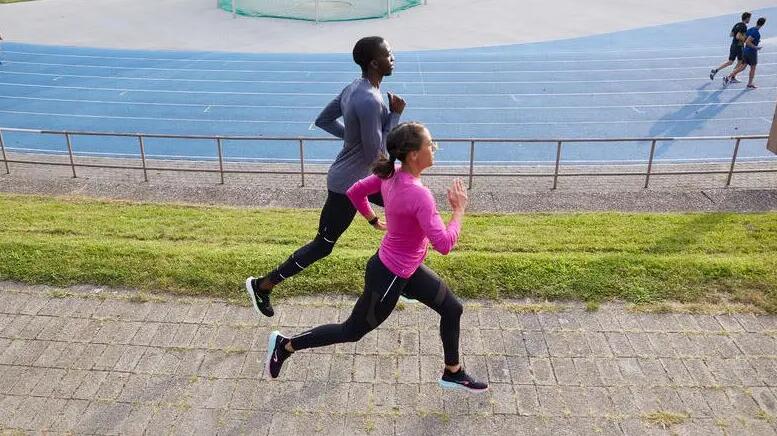 Modelo Kiprun correndo enquanto usa os produtos da nova coleção 2026.