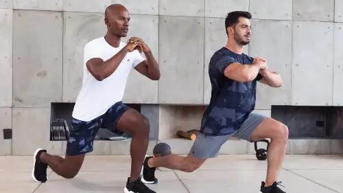 Ausfallschritt als beleibte Übung im Rahmen des HIIT Trainings Zuhause