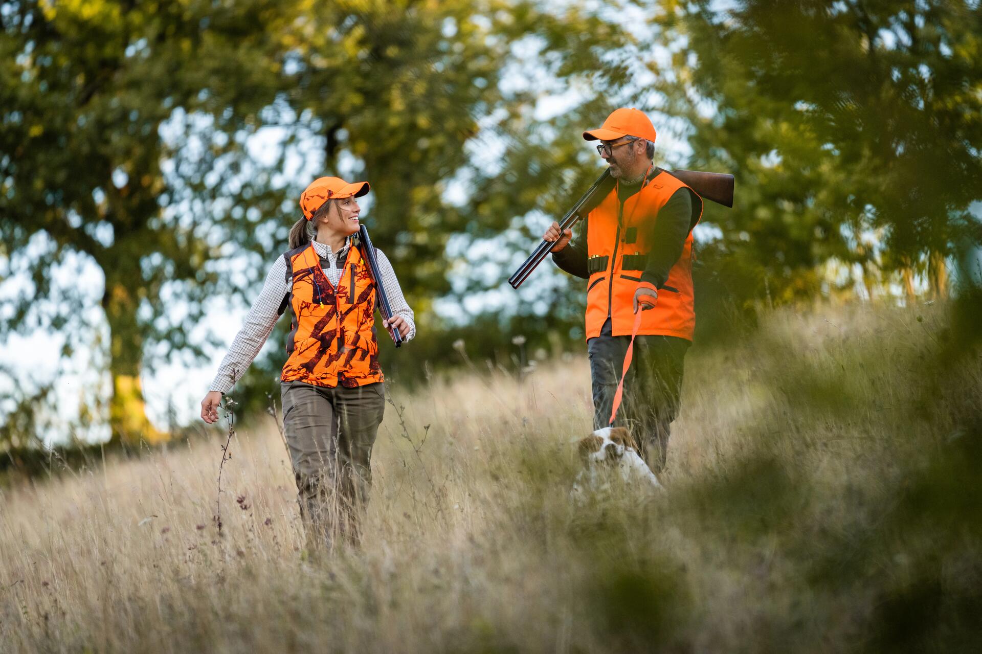image d'ambiance : un homme, une femme et un chien lors d'une session de chasse au petit gibier