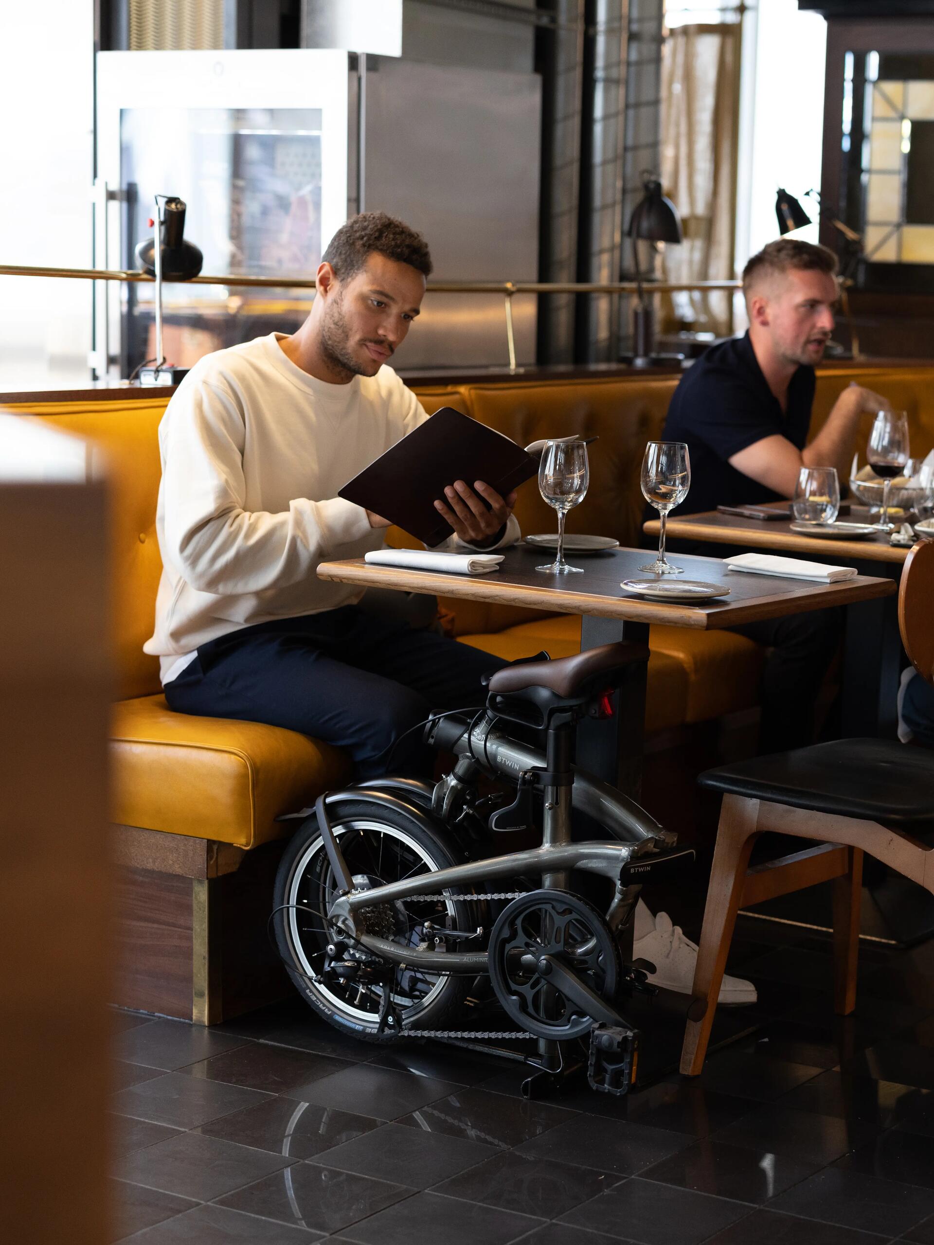 Inventer un vélo compact au dépliage instantané