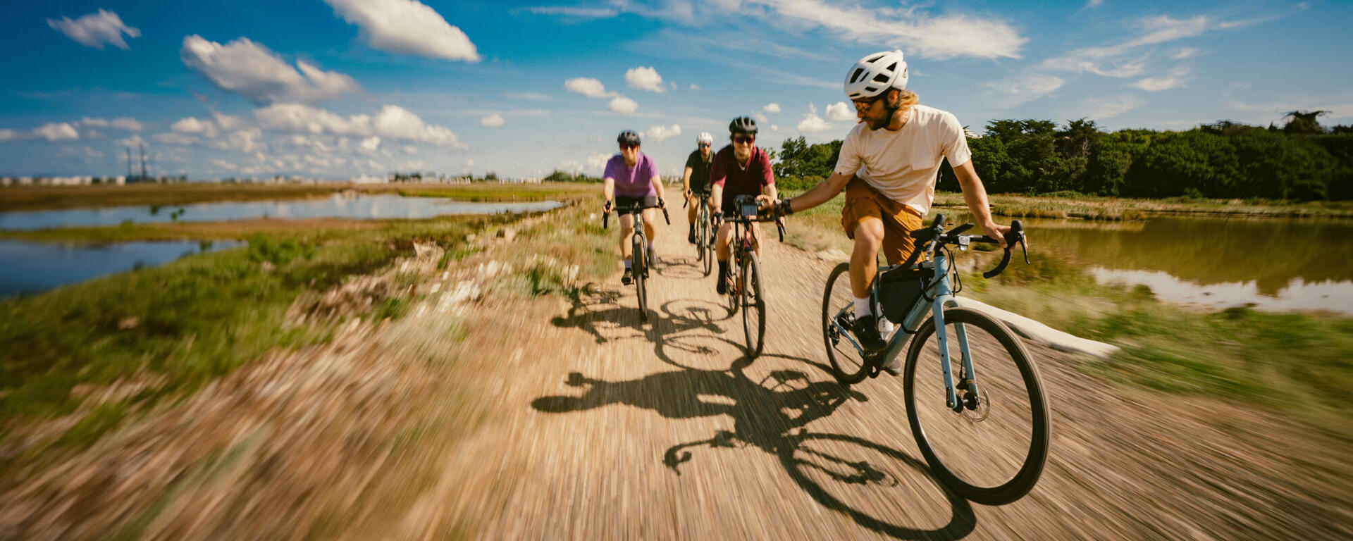 grupo de 4 pessoas a pedalar em bicicletas de gravel