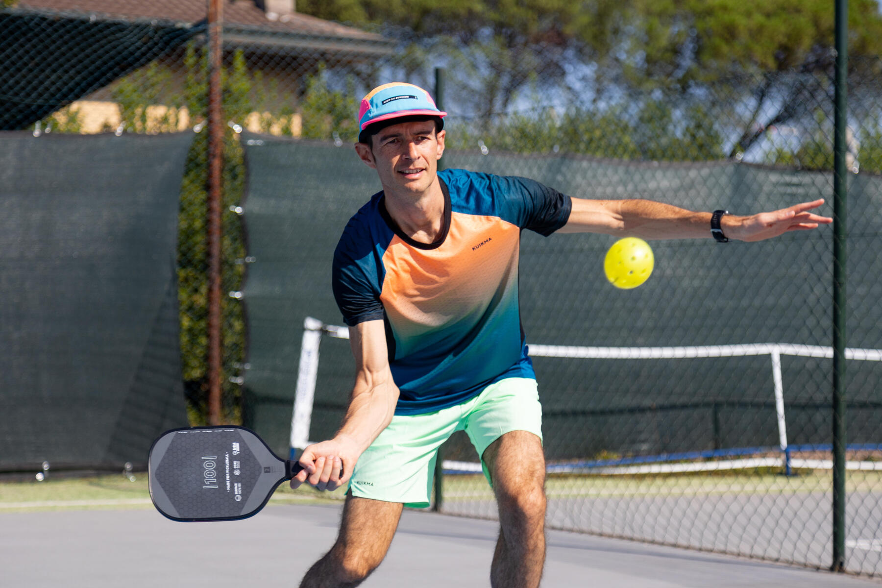 Mężczyzna w stroju sportowym grający w pickleballa