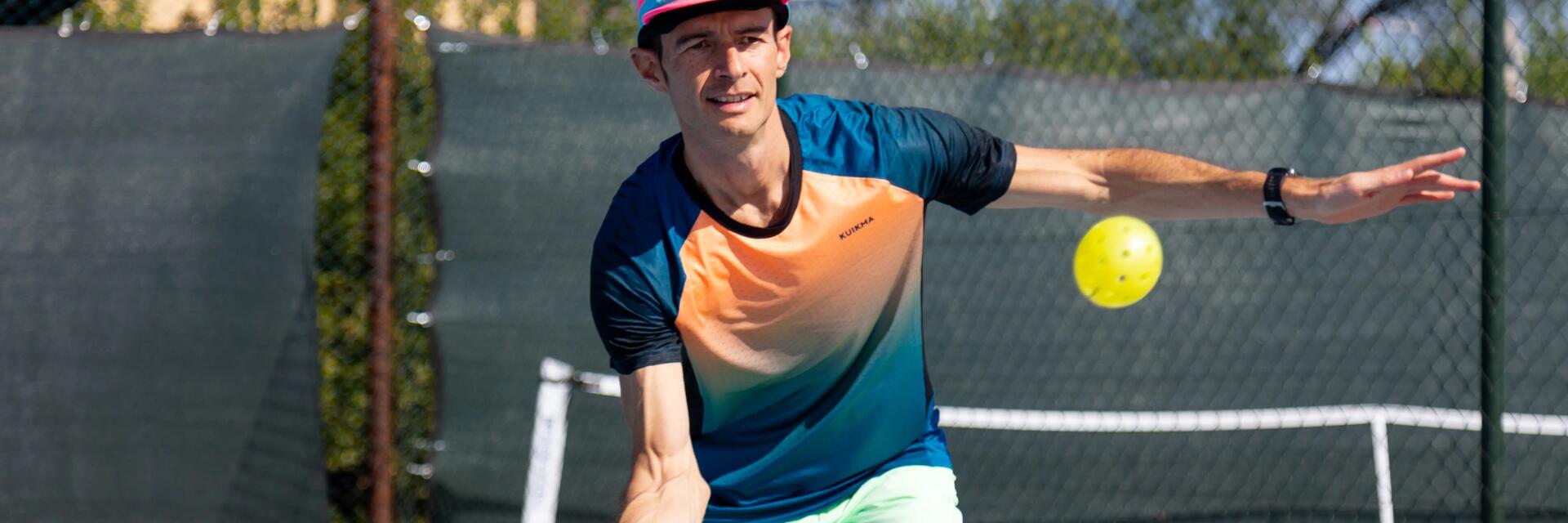 Mężczyzna w stroju sportowym zaczynający grać w pickleballa