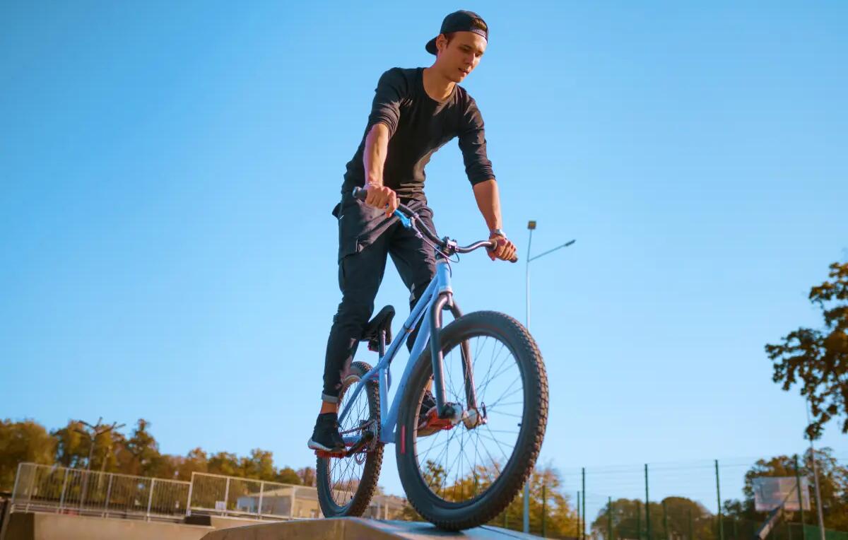 Chłopak na rowerze bmx na skate parku
