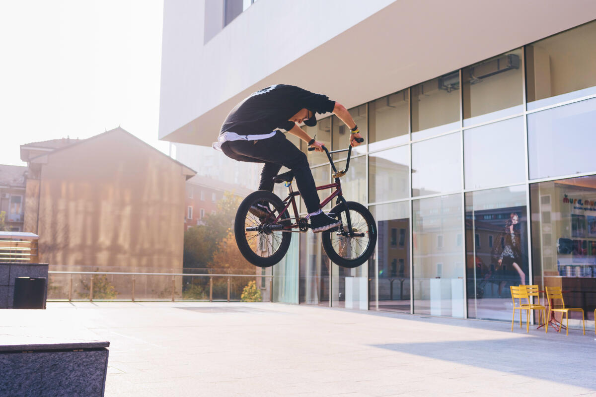 Chłopak skaczący na rowerze bmx
