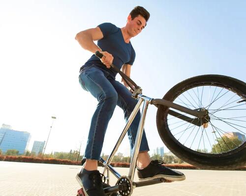 Mężczyzna wykonujący trik na rowerze bmx