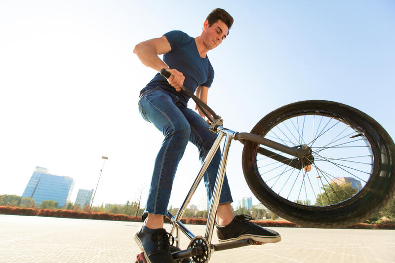 Łatwe triki na BMX dla początkujących. Jak się ich nauczyć?