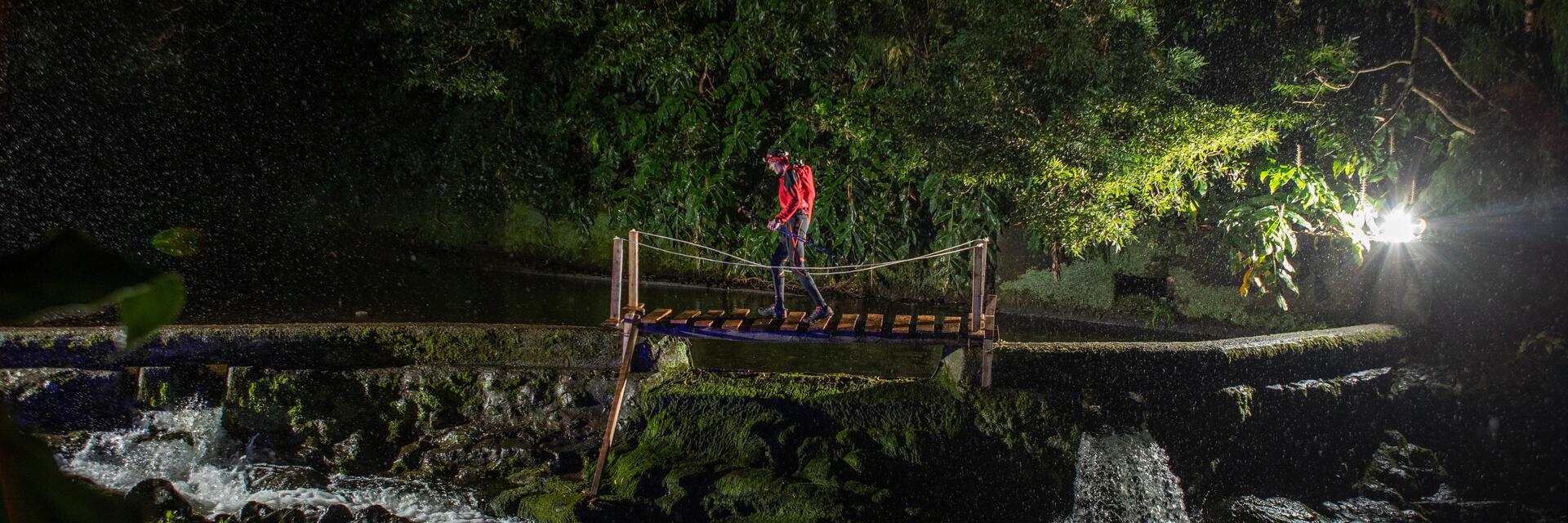 femme et homme courant la nuit