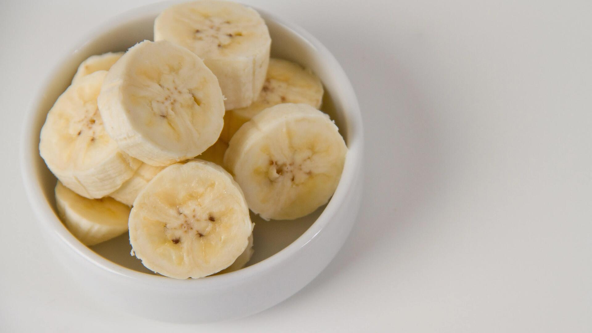 Bananes posées sur une table