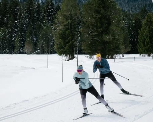 gros plan sur le dessous d'une ski de fond