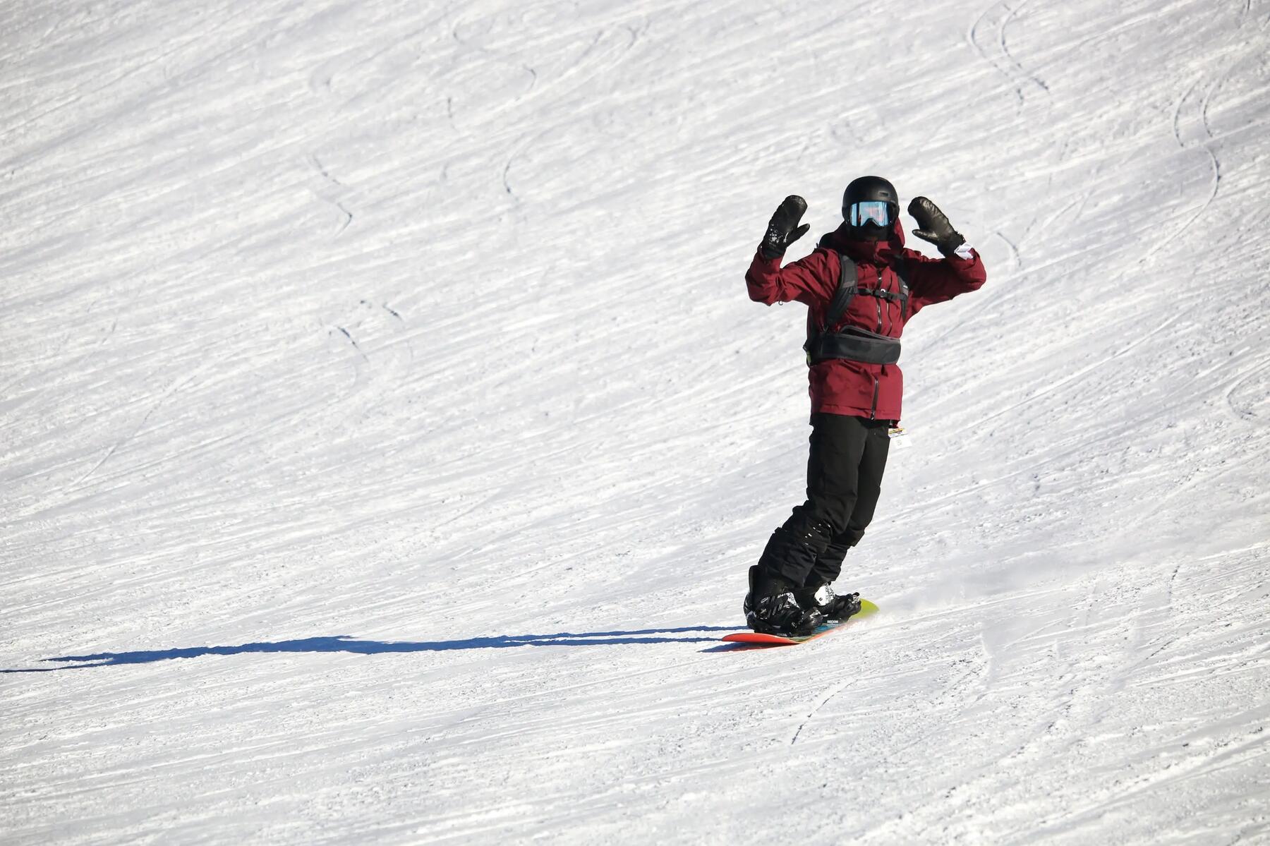 Osoba jeżdżąca na snowboardzie