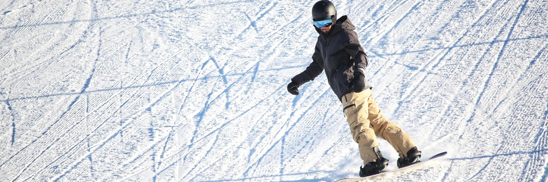 Mężczyzna jeżdżący na snowboardzie