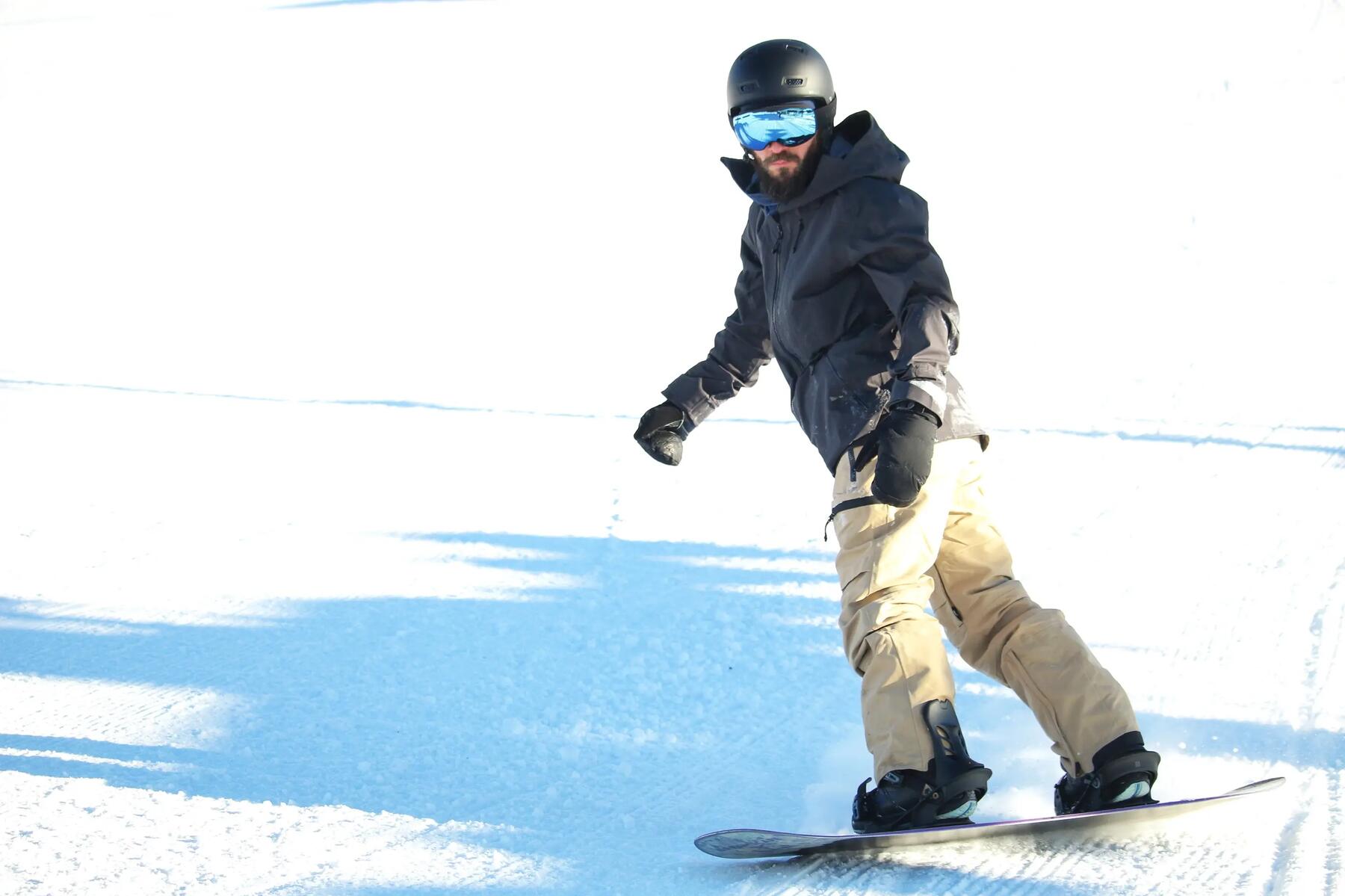 Mężczyzna jeżdżący na snowboardzie