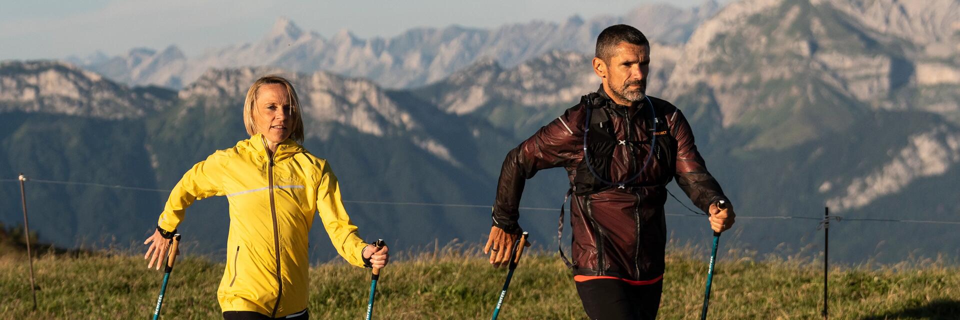 Deux personnes qui pratiquent la marche nordique en montagne