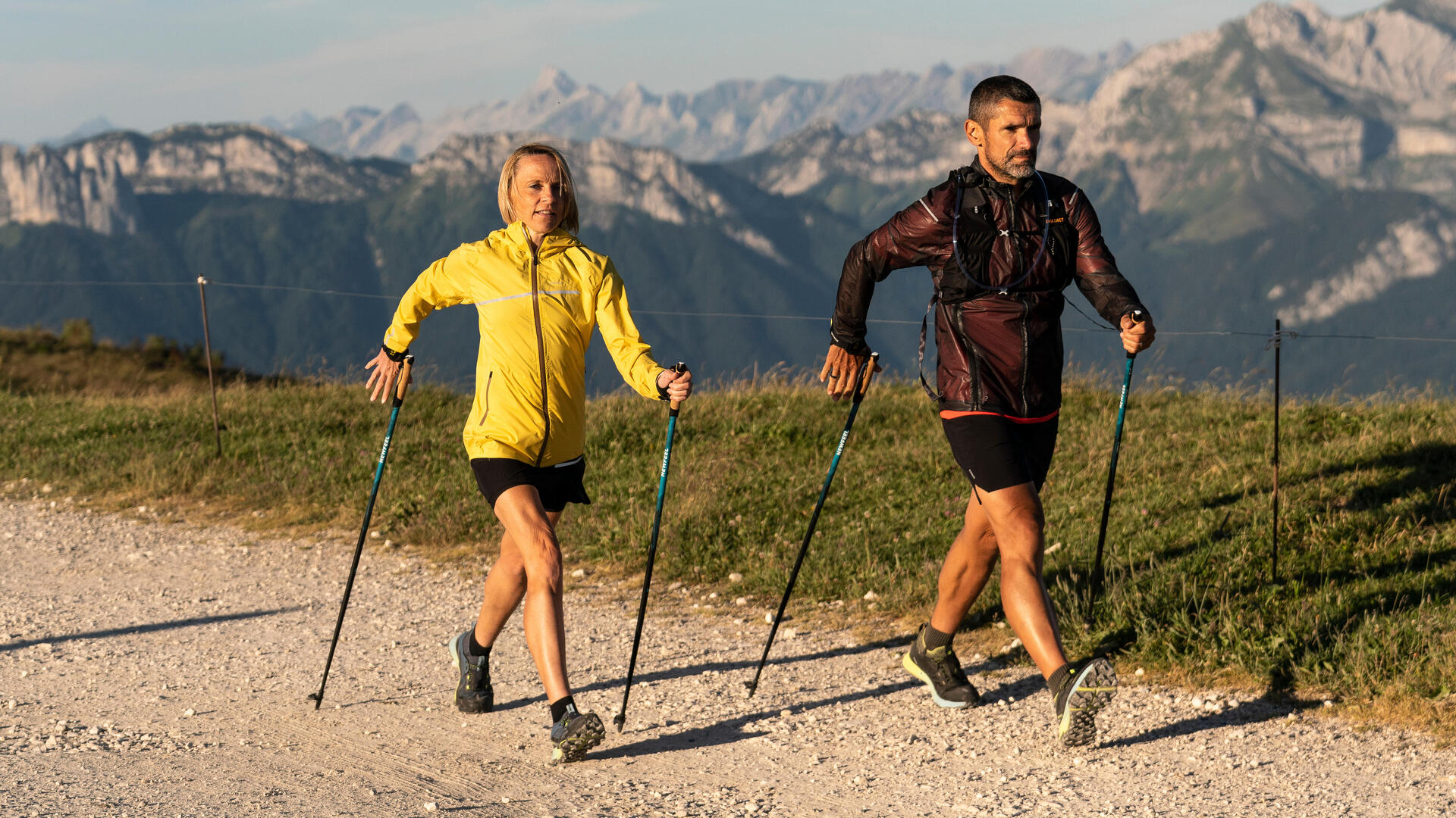 Ludzie uprawiający nordic walking w rozciągniętych butach