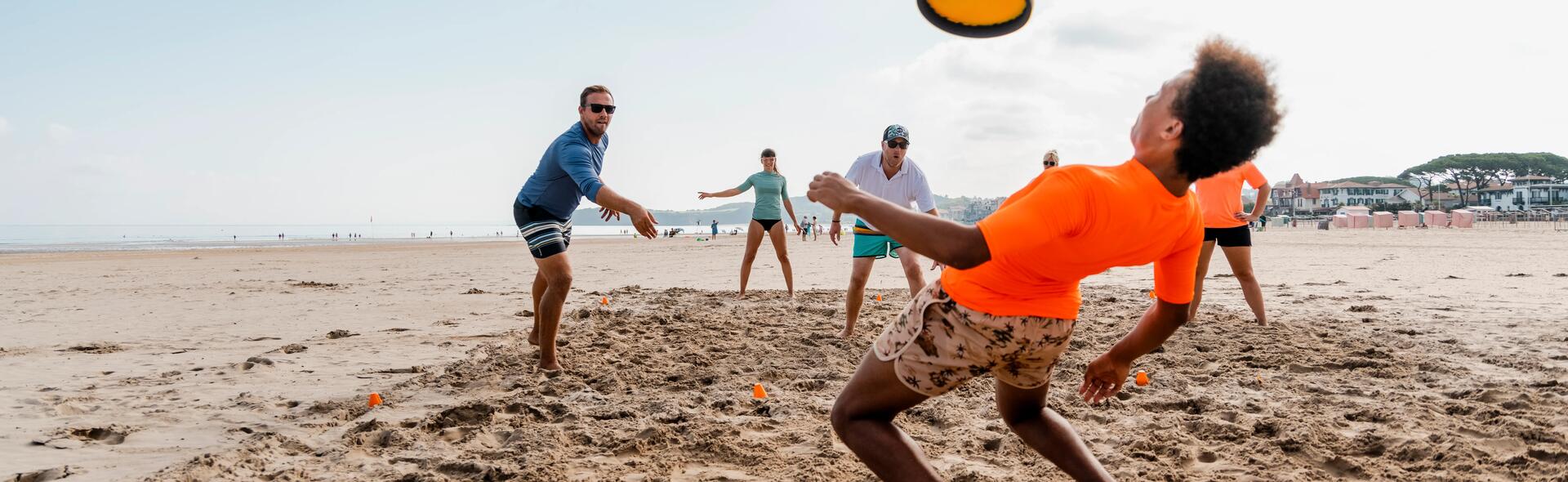 grupa osób grających frisbee
