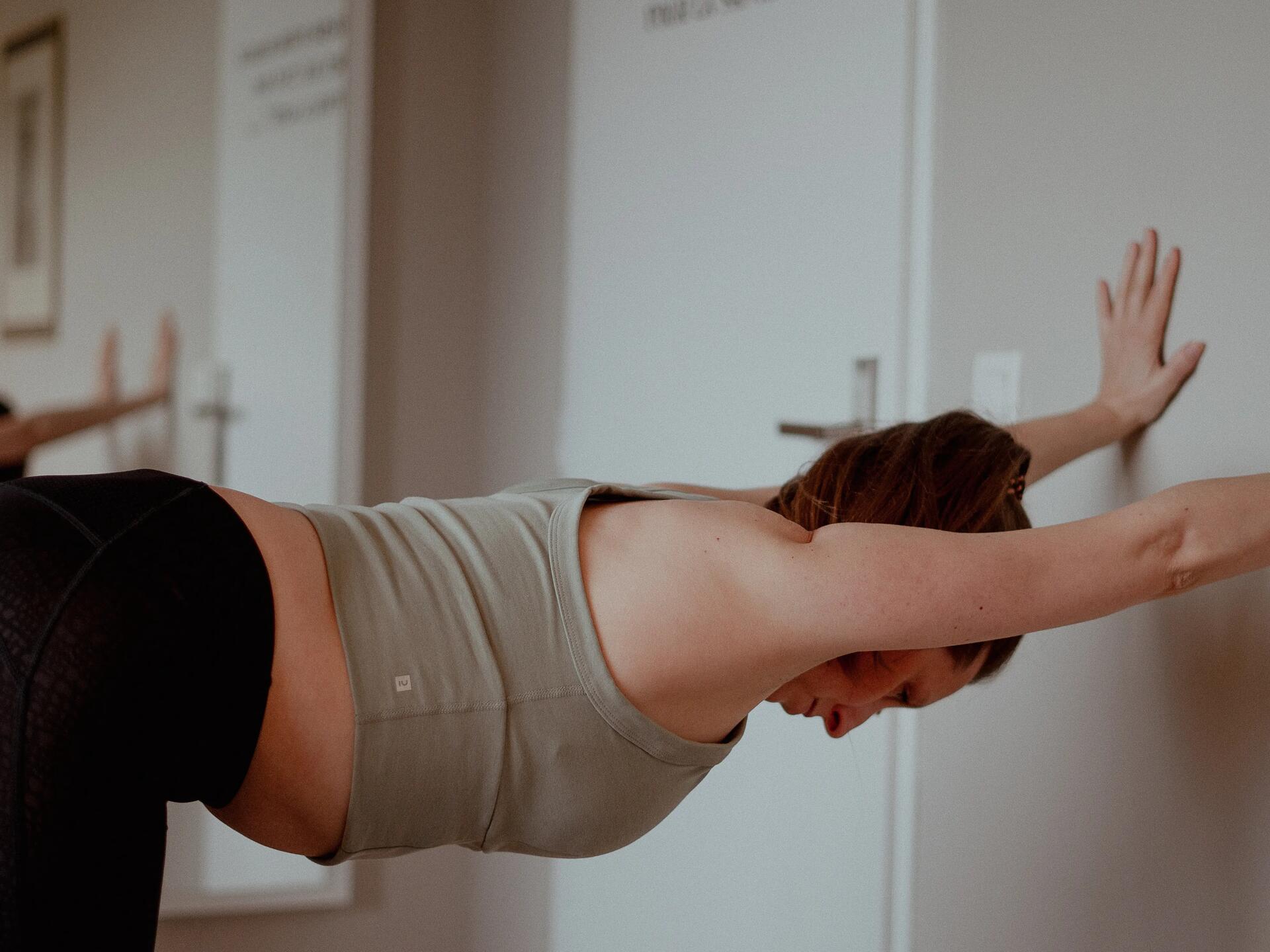 Pilates au mur : 7 exercices simples et efficaces pour débuter