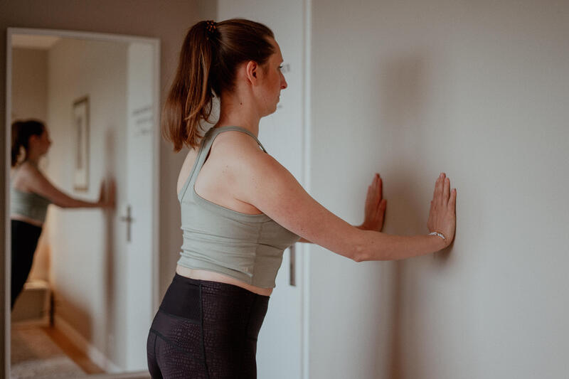 Pilates przy ścianie na pośladki – ćwiczenia dla każdego