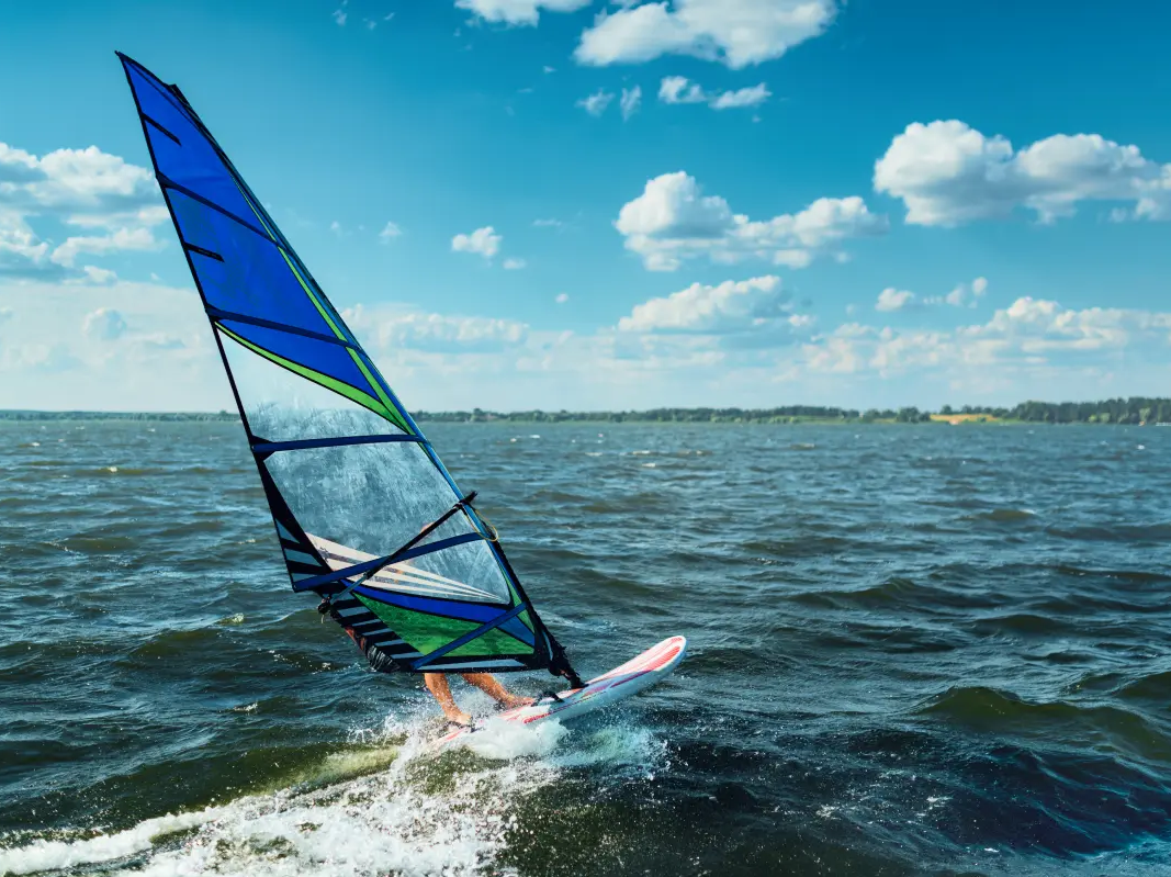 Osoba uprawiająca windsurfing 