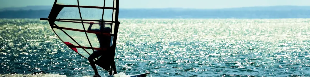osoba uprawiająca windsurfing