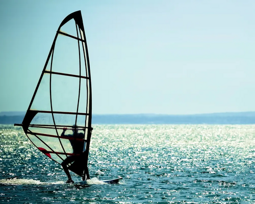 osoba uprawiająca windsurfing