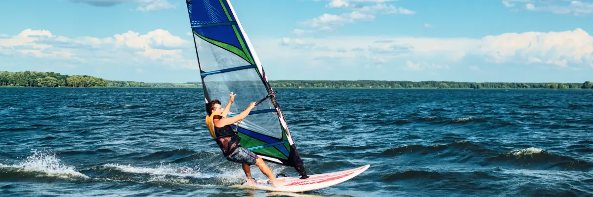Finde mit unserer Hilfe passende Surfbretter zum Windsurfen!