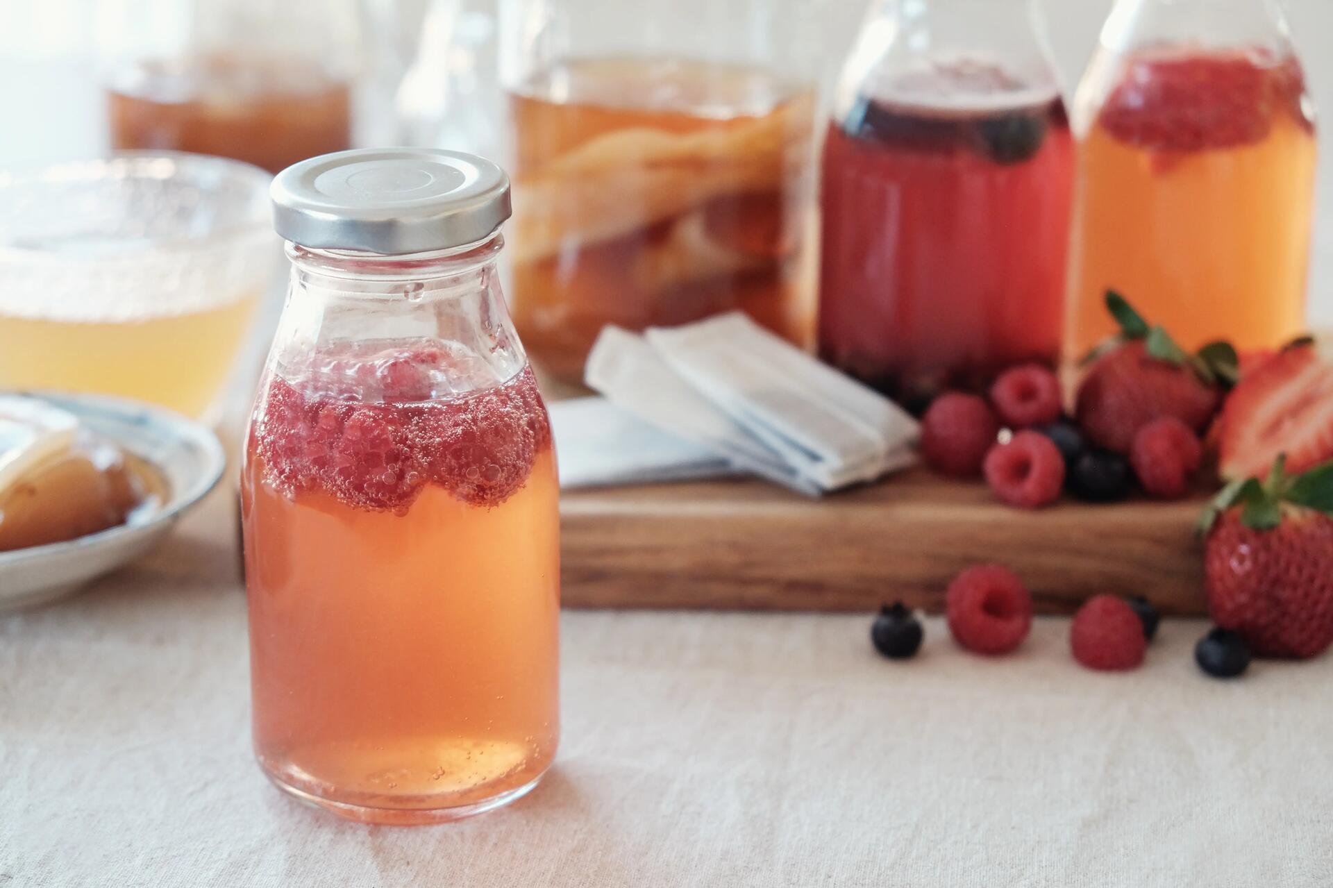 Petite bouteille de kombucha maison à la framboise