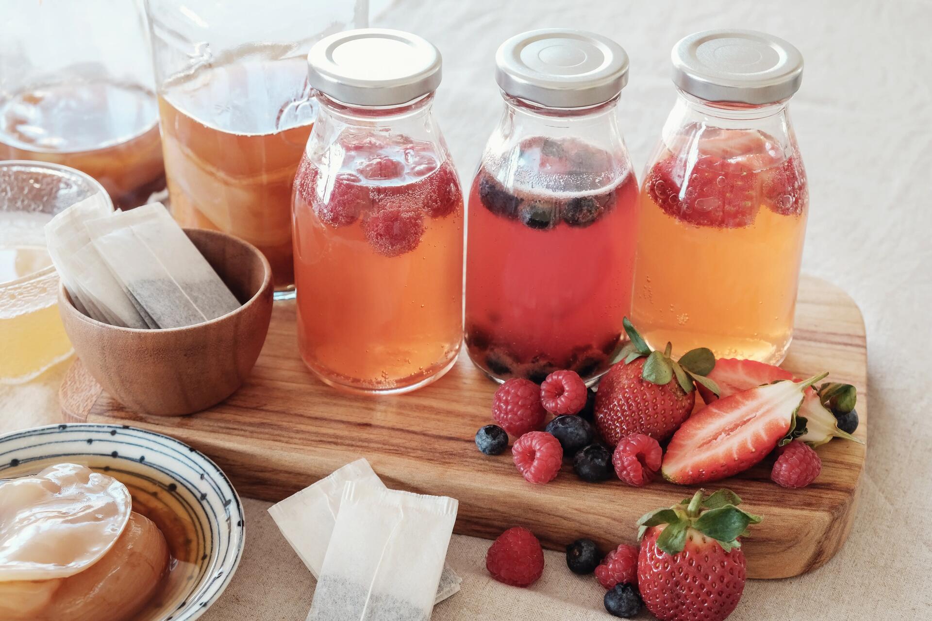 Petites bouteilles de kombucha maison aux fruits